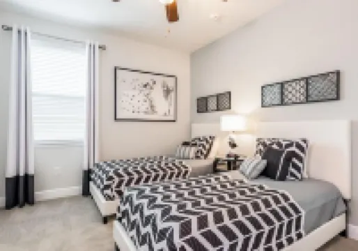 Best in Vegas!7 Bedroom/12 Beds -Sauna, Jacuzzi, Tropical, Golf, Close to Strip!