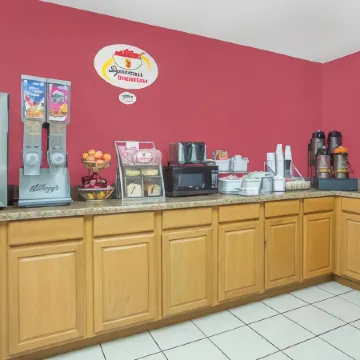 Super 8 by Wyndham Roanoke VA Отели в г. Катоба