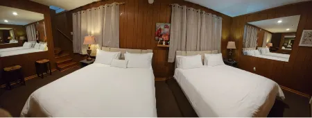 Spacious 4-bedroom house with Galleria_Pet-friendly. Fully fenced backyard.