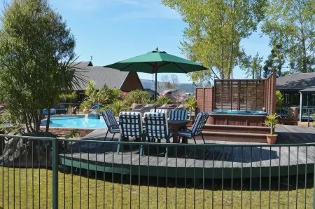 Cedarwood Lakeside Motel & Conference Venue Отели рядом с достопримечательностью «Hells Gate»