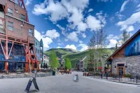 The Alders Townhomes in East Keystone - Luxury 3 Bedroom Den - 2-Star