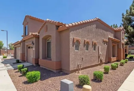 Pilot's Lounge - 2 miles from Chandler Municipal Airport Отели рядом с достопримечательностью «Колледж Чандлер Гилберт Коммьюнити в Пекос Кампус»