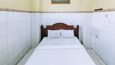 Hotel Shinta 1 Near Stasiun Kertosono Mitra RedDoorz Dua Putri Agen LPG & Isi Ulang Air Galon附近的飯店