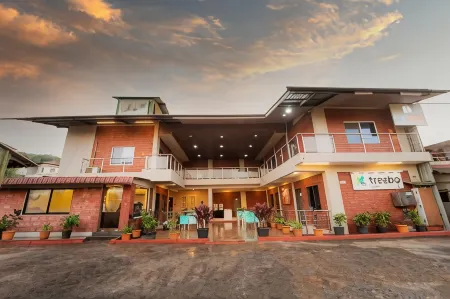 Treebo Iceberg Отели рядом с достопримечательностью «Poonam Chowk»