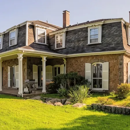 Elegant Bayview Victorian Home; walk to beach