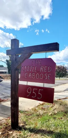 Little Red Caboose - Whimsical, Unique, Centrally Located, Hidden Gem Отели в г. Бристоль