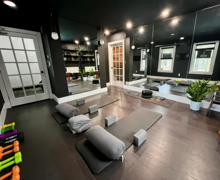 Stay at Jimmy's Отели рядом с достопримечательностью «The Pogue»