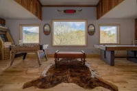 Waldens Creek Hideaway on the farm with theater room and hot tub. - Farmhouses