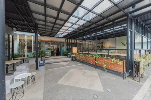 Alqueby Hotel Near Kiara Artha Park & Trans Studio Mall - 2 ดาว
