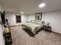 Private and secluded 4-bedroom farmhouse minutes from Lake Greeson - 부티크