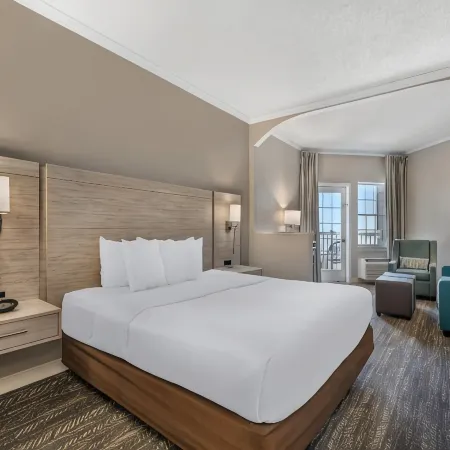 Comfort Suites Chincoteague Island Bayfront Resort Отели в г. Аккомак