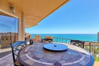 Luxurious 2-Story Oceanview Penthouse w/PVT Hot Tub/Theater Room120” 4K screen