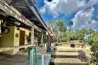 Old Florida Bungalow on a Tranquil Gulf Island Perfect for Couples or Anglers
