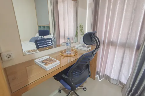 Modern Look Studio near IPH School at Bale Hinggil Apartment By Travelio
