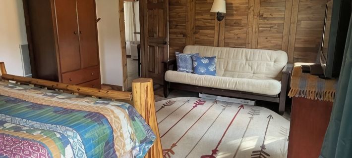 5 Arrows Cabin, quiet and quaint, backs up to the Nat'l forest! Hotels in Otero County