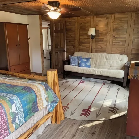 5 Arrows Cabin, quiet and quaint, backs up to the Nat'l forest!