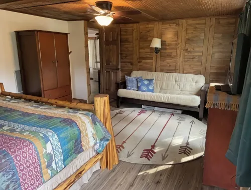 5 Arrows Cabin, quiet and quaint, backs up to the Nat'l forest!