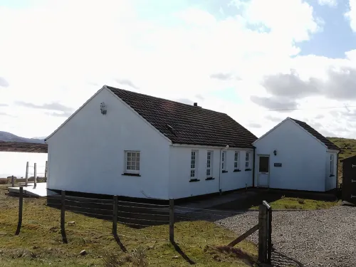 Tranquil Loch side cottage in the Hebrides - Country Houses