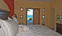 Escape To An Ocean Front Five Star Paradise : A 10 minute walk into Loreto
