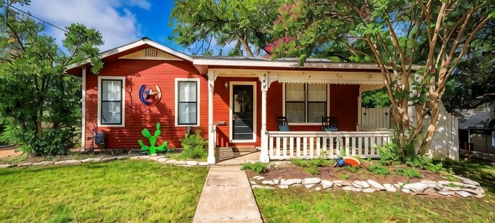 Ava and Weston Combo House Hotels in Gillespie County
