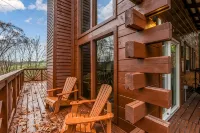 Log Cabin, 3 Bedrooms, Sauna, Cold Plunge, Full Body Massage Chair, Sleeps 6