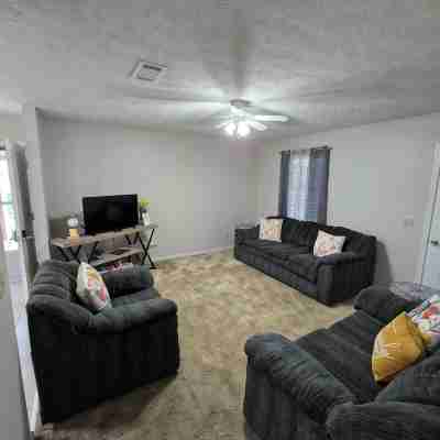 Ella's Place is a charming 3-bedroom house with AC, WiFi in East Columbus Others