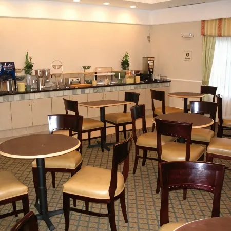 La Quinta Inn & Suites by Wyndham Norfolk