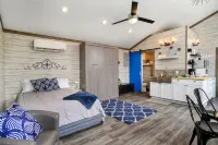 通鋪 - 2張大號床 + 全尺寸拖床 現代木屋. - 民宿