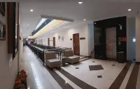 Alqueby Hotel Near Kiara Artha Park & Trans Studio Mall - 2 ดาว