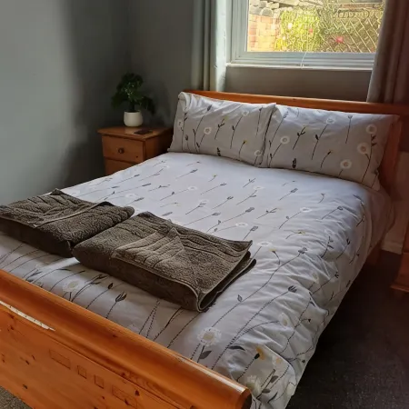 1 Bedroom apartment with a 5 minute walk into the town. Enclosed garden.
