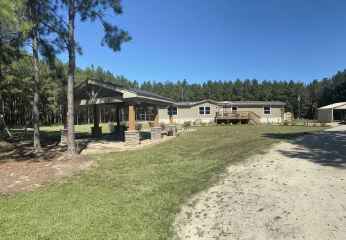 Enchanting and relaxing 4-bedroom pine house with plenty outdoor space to enjoy. - Wifi