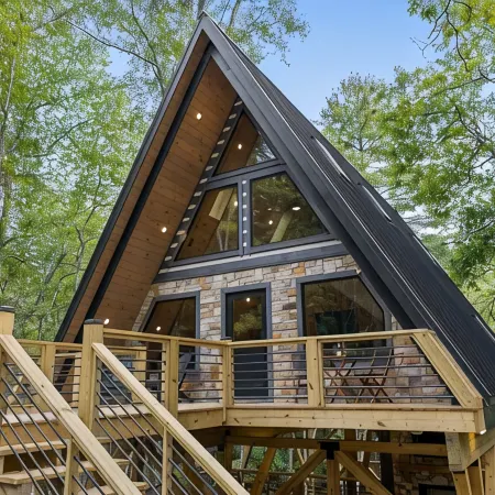 Creekside • Sauna • Hot Tub • Fire Pit • 15 min to Town