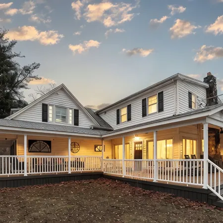 Spring Creek Farmhouse Luxury Family Retreat on 25 acre with direct river access
