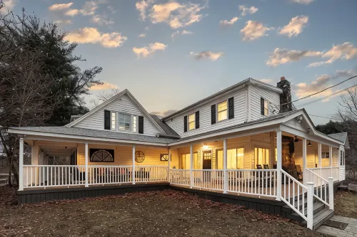 Spring Creek Farmhouse Luxury Family Retreat on 25 acre with direct river access - Homestays