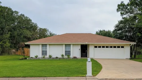Beautiful 3/2 Home, quiet location, close proximity to Texas A&M University