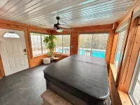 Papas Pool House: Secluded Pool and Hot Tub Retreat - 4-Star