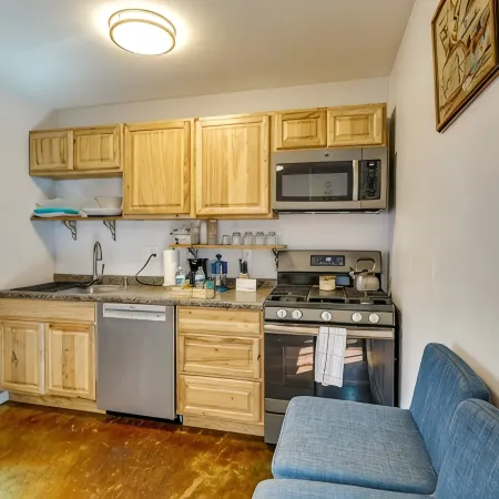 Cozy apartment in charming Moab Downtown with kitchen and great fruit backyard,