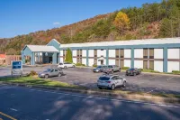 Clarion Point Cherokee - parking