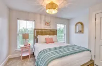 The Navy Blue Bungalow- Cozy Cottage on the MS Gulf Coast