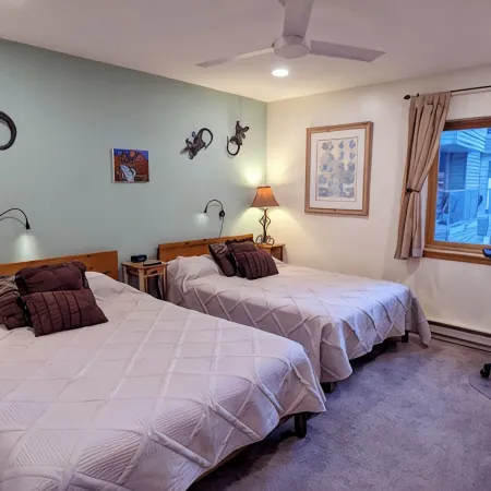 Luxury Condo w/ FREE WiFi, Parking, Heated Pool, Hot Tubs, Skier Shuttles