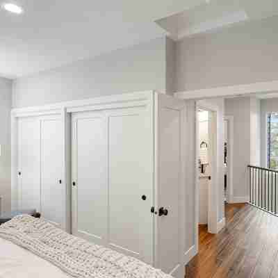 New 2 Bd Luxury Townhouse- King Bed, Downtown, near Hospital, Close to Wineries Rooms