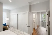 New 2 Bd Luxury Townhouse- King Bed, Downtown, near Hospital, Close to Wineries - 4-Star