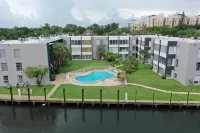Artrageous on the River by RocketStay - Condos