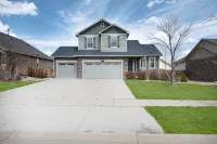 Modern Home w/ 2 Private Suites & Family-Friendly Amenities - Mins to Dia - Bungalows