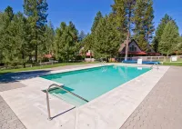 Cozy home in heart of Sunriver w/ hot tub, close to Mt Bachelor