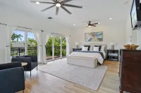 Luxurious Delray Beach Waterfront Pool Home with VIP Beach Passes! Pet Friendly! - พร้อมระเบียง