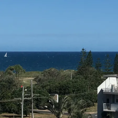 BEACH  Luxury Upmarket 2B 2B unit, OCEAN VIEWS!  250m to BUDDINA BEACH!