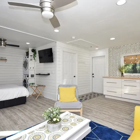 Stylish Mid-Century Modern Private Studio Blocks from UF and Stadium!