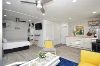 Stylish Mid-Century Modern Private Studio Blocks from UF and Stadium! - 발코니