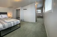 5-Star Home with Long Range View, Paved to the Door Accomodates 5 Large Vehicles